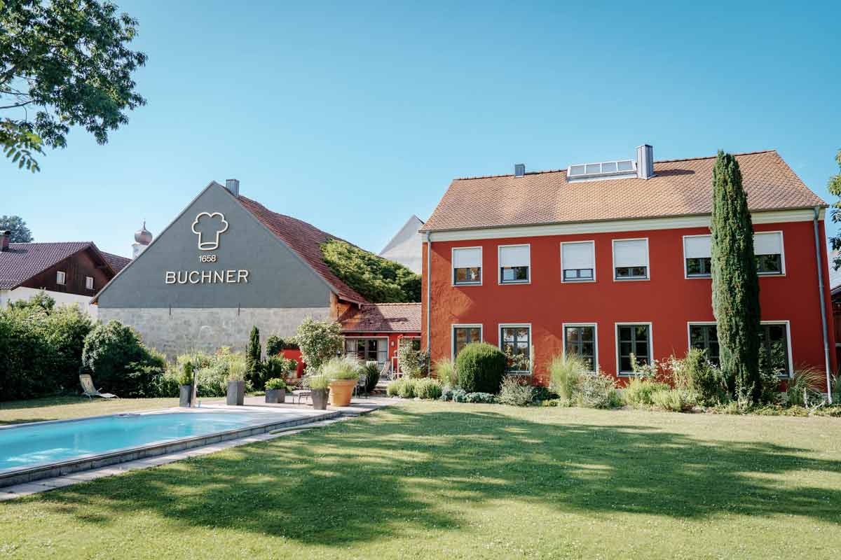 Renovierte Hausfassade in Straubing – Malerbetrieb Ochsenbauer Referenzprojekt