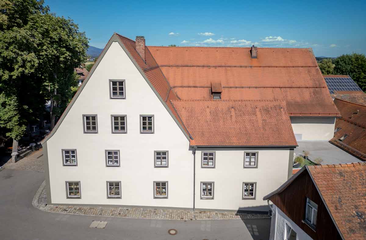 Vergoldeter Schriftzug eines Sternerestaurants – exklusive Techniken Malerbetrieb Straubing