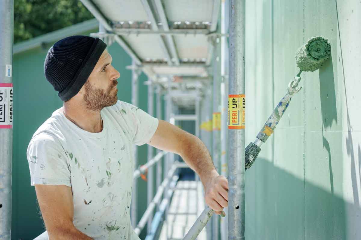 Farblich neu gestaltete Gewerbefassade – Malermeister Ochsenbauer Referenz