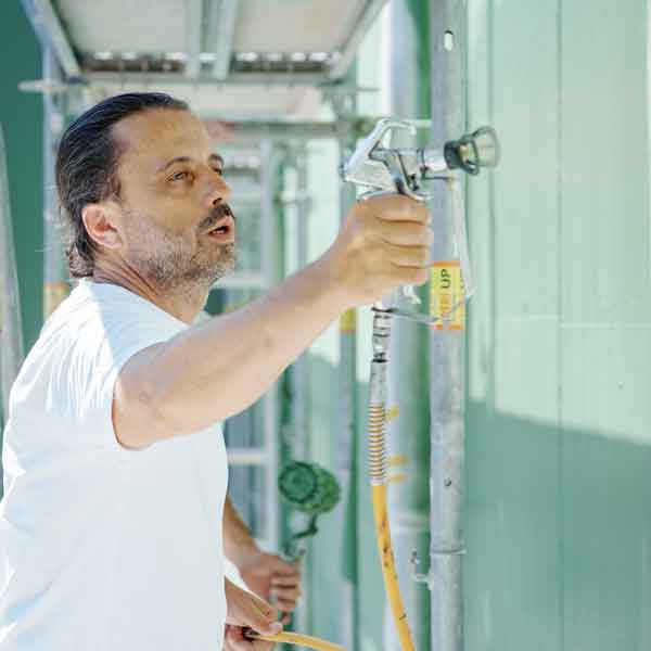 Portrait Mitarbeiter Malerbetrieb Ochsenbauer – Fachmann für exklusive Techniken und Blattgold-Veredelungen